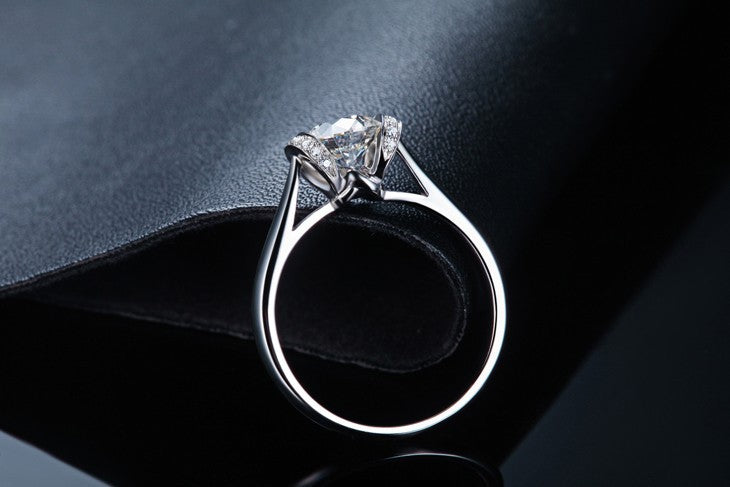 Exquisite French Kiss 18K White Gold Diamond Ring