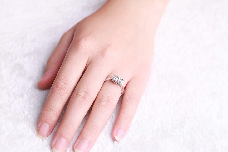 Exquisite French Kiss 18K White Gold Diamond Ring