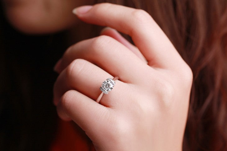 Exquisite French Kiss 18K White Gold Diamond Ring